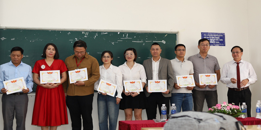 Khen thưởng học viên đạt chứng chỉ loại giỏi